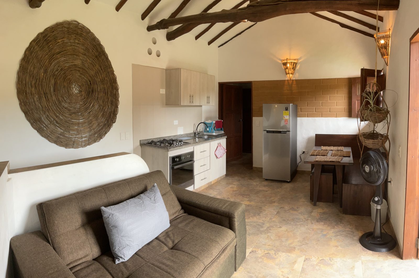 Casa Ágora - Sala con techo de vigas de madera