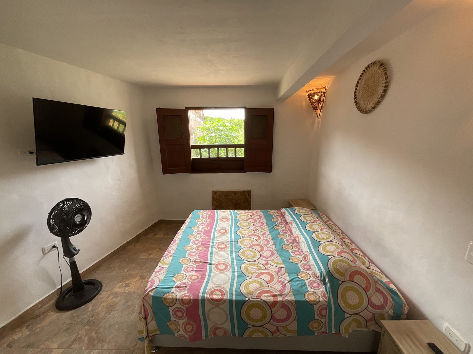 Casa Orago - Habitación con TV y ventilador
