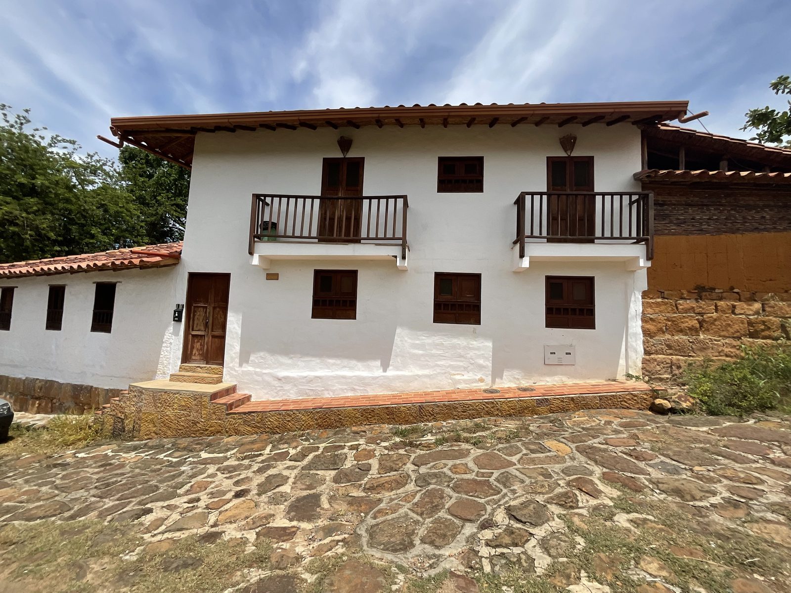 Casa Puente Grande - Fachada blanca colonial con dos balcones